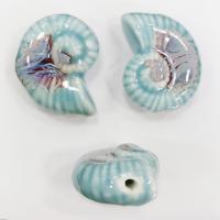 Бусина керамическая, 39х32х18мм, ракушка, светло-голубая с сине-голубым и бордовым, 1 шт.