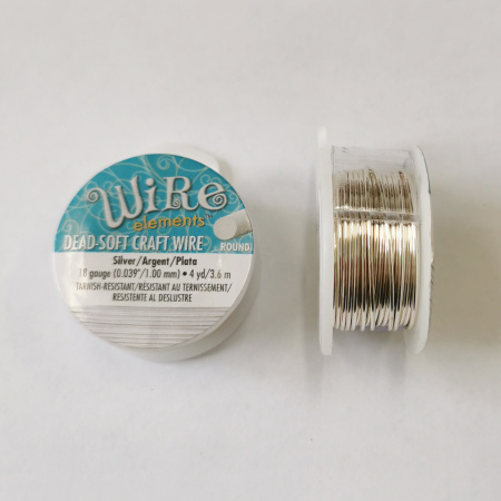 Проволока гибкая, 1мм, Wire elements (Craft Wire), не темнеющая, серебристого цвета, катушка, 3.7 метра <p>Качественная не темнеющая серебристая проволока для создания украшений и других видов рукоделия. Марка Wire elements (ребрендинг марки Craft Wire pro-quality), цвет светло-серебристый, устойчивый к покрытию патиной (Silver tarnish-resistant). Оттенок может отличаться от фотографии и в разных поставках. Базовый материал - медь. В разных поставках проволока может немного отличаться по жесткости. Толщина 18 gauge (около 1 мм, толщина может немного отличаться от заявленной). Намотка может состоять из нескольких частей. Цена за катушку 4 ярда (около 3.66 метра). Произведена в Пакистане для американской компании Bead Smith.</p>
