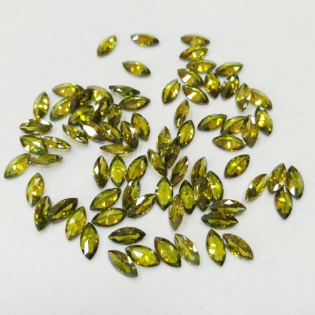 Ювелирный кристалл из фианита, 7х3.5мм, форма челнок, оливково-зеленый, 1 шт.