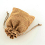 <p>Плотный текстильный подарочный мешочек в эко-стиле, рыжевато-бежевого цвета. Оттенок может отличаться от фотографии. В мешочек вставлена веревочка песочного цвета для завязывания. Мешочки могут немного отличаться по форме и размеру. Цена за 2 шт.</p>