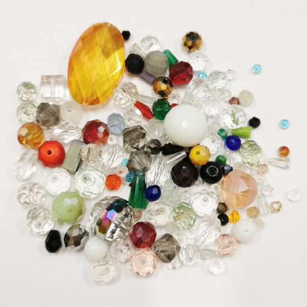 <p>Бюджетные стеклянные граненые бусины разных форм, цветов и размеров. Бусины могут отличаться от представленных на фотографиях - каждый микс уникален. Цена за упаковку 70 грамм (бусины фасуются на вес без проверки на дефекты).</p>