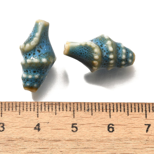 <p>Милая эффектная керамическая бусина - веретенообразная морская ракушка ручной работы. Бусина покрыта глазурью зеленовато-голубого цвета с кремовыми, бежевыми и коричневыми акцентами. Цвет может отличаться от фотографии. Бусины могут отличаться по форме и размеру, рисунок на каждой бусине уникален. Диаметр отверстия - около 1.2 мм. Отверстие может быть сделано не очень аккуратно. Цена за 5 бусин.</p>