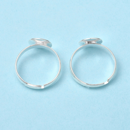 <p>Основа для кольца с платформой 10 мм стального цвета. Размер регулируется. Оттенок может отличаться от фотографии и в разных поставках. Цена за 5 шт.</p><p>ВНИМАНИЕ: платформа может быть немного смещена относительно центра, на покрытии возможны неровности и пятнышки.</p>