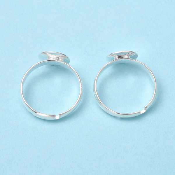 <p>Основа для кольца с платформой 10 мм стального цвета. Размер регулируется. Оттенок может отличаться от фотографии и в разных поставках. Цена за 5 шт.</p><p>ВНИМАНИЕ: платформа может быть немного смещена относительно центра, на покрытии возможны неровности и пятнышки.</p>