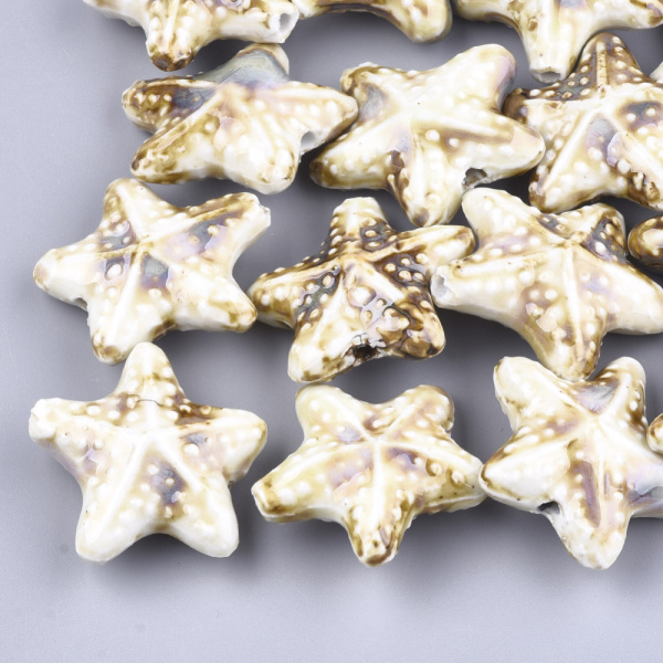 <p>Крупная эффектная керамическая бусина - морская звездочка ручной работы. Бусина покрыта глазурью молочно-белого цвета с бежевыми и сиренево-голубыми узорами. Цвет может отличаться от фотографии. Бусины могут отличаться по форме и размеру, рисунок на каждой бусине уникален. Диаметр отверстия - около 2.5 мм. Цена за 1 бусину.</p>
<p>УЦЕНКА: сколы и трещинки у отверстий, неровности на поверхности бусины, местами глазурь может быть смазана </p>
