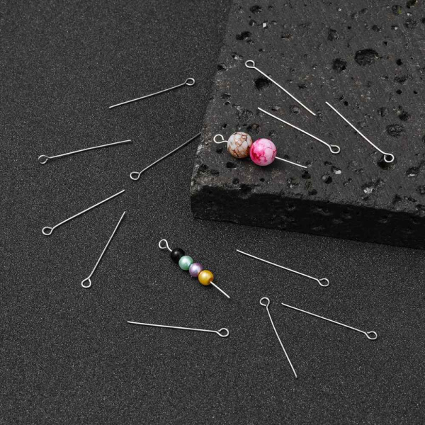 <p>Пины с ушком из нержавеющей стали (марка 304: используется в пищевой промышленности, не окисляется). Длина около 30 мм, диаметр пина 0,6 мм. Оттенок может отличаться от фотографии и в разных поставках. Цена за 5 грамм (около 60 шт.)</p>