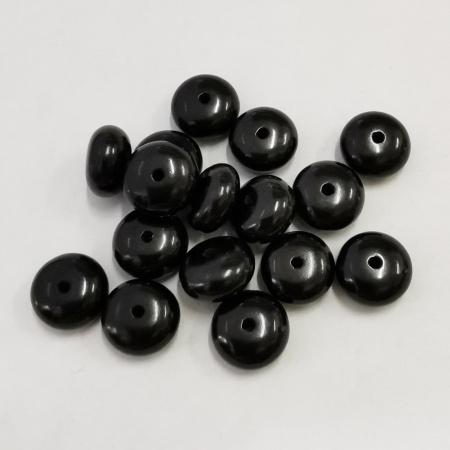 <p>Каменные бусины в форме шайбы (рондели), диаметр примерно 9-10мм, толщина 5-7 мм. Натуральный грузинский гагат (гишер). Гелатско-Ткибульское месторождение (Кутаиси). Бусины немного отличаются по форме и размеру, отверстие около 1 мм. На поверхности могут встречаться небольшие щербинки естественного происхождения, обусловленные натуральным происхождением камня. Цена за упаковку 10 штук.</p>
<p>Этот гагат добывается и обрабатывается на небольшом семейном предприятии, по старинным технологиям, бережно сохраненным до наших дней.</p>