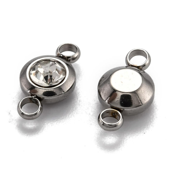 <p>Соединительный элемент - круг из нержавеющей стали марки 304 (используется в пищевой промышленности, не окисляется, не темнеет, не облезает). Коннектор декорирован кристально-прозрачным фианитом (Cubic Zirconia– кубик циркония, CZ). Отлично подойдет для создания нежных, изящных браслетов, серег, колье. Коннекторы в разных поставках могут немного отличаться по форме. Оттенок может отличаться от фотографии и в разных поставках. Цена за 2 шт.</p>