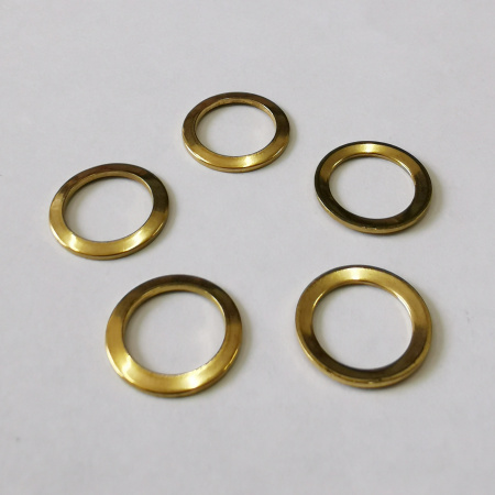 <p>Соединительный элемент - лаконичное кольцо из нержавеющей стали с золотистым покрытием. Также можно использовать как декоративный элемент при работе с сутажем. Края не очень гладкие, отверстие может быть сделано не четко по центру, а с небольшим смещением. На поверхности возможны царапинки, щербинки. Оттенок может отличаться от фотографии. Обратите внимание на фотографию - кольца слегка вогнутые. Цена за 5 шт.</p>