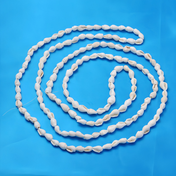 <p>
Натуральные бусины из ракушек. Могут существенно отличаться по форме и размеру. Некоторые ракушки белые, на некоторых есть узор из коричневых точек. Оттенок может отличаться от фотографии и в разных поставках (могут попадаться полностью белые или полностью пятнистые низки). Цена за одинарную низку 145 см (около 110-170 бусин в зависимости от размера).
</p>