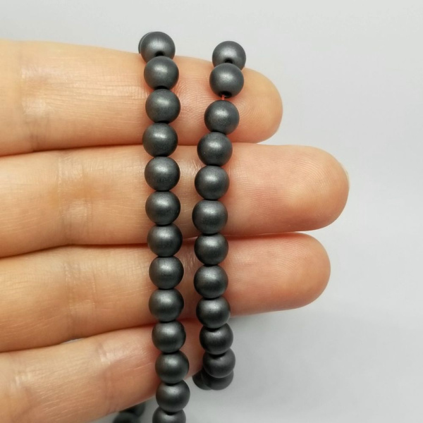 <p>Низка бусин из гематита. Гематит создан искусственно, по составу аналогичен натуральному (разновидность - гематин). В низке около 65 бусин. Бусины могут немного отличаться по форме и размеру (не совсем круглые). Оттенок может отличаться от фотографии. На бусинах возможна пыль от сверления (красноватые и темные полоски), рекомендуем промыть перед использованием. Низки формируются без проверки каждой бусины на дефекты. Цена за низку.</p>