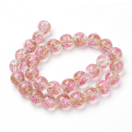 <p>Стеклянная бусина лэмпворк ручной работы. Бусина кристально-прозрачного цвета со спиральным узором розового цвета и золотистыми блестками. Оттенок может отличаться от фотографии. Диаметр отверстий - около 1.2-1.6 мм. Бусины могут немного отличаться по форме и размеру. Цена за 1 шт.</p>