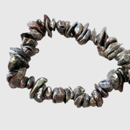 <p>Бусины из культивированного пресноводного жемчуга Кеши - небольшие плоские бусины неправильной формы. Цвет темно-лиловый с радужным отливом. Оттенок может отличаться от фотографии: варьируется от лилового до черного. Цена за низку длиной примерно 19 см (около 70-90 жемчужин, низки формируются без проверки каждой бусины на дефекты).</p>