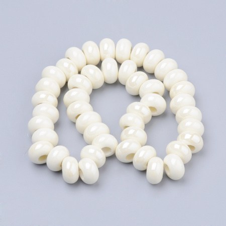 <p>Эффектная бусина из фарфора (porcelain) в форме рондели с крупным отверстием, покрытая глазурью. Бусина сделана вручную. Цвет белый с жемчужным отливом. Оттенок может отличаться от фотографии и в разных поставках (варьируется от белоснежного до айвори). Бусины могут немного отличаться по форме и размеру. Вокруг отверстия могут быть неровности и небольшие сколы. Размер отверстия примерно 5 мм. Цена за 5 бусин.</p>