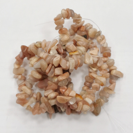 <p>Каменные бусины - сколы (галтовка) неправильной формы. Натуральный солнечный камень (гелиолит), разновидность полевого шпата. В низке около 220 бусин. Бусины могут существенно отличаться по форме и размеру. Оттенок может отличаться от фотографии и от партии к партии. Цена за одинарную низку 80-84 см. Низки формируются без проверки каждой бусины на дефекты и без подбора по цвету, форме, размеру.</p>