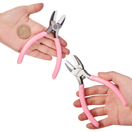 <p>Плоскогубцы из нержавеющей стали с нейлоновыми насадками, предназначенными для защиты поверхности проволоки и фурнитуры от царапин и других повреждений. Насадки довольно жесткие. Хорошо подходят для выпрямления проволоки. Имеют ручки с нескользящим покрытием. Длина примерно 140 мм. Инструменты могут быть в масле - перед использованием необходимо тщательно протереть их салфеткой или мягкой тряпочкой. Цена за 1 шт. </p>