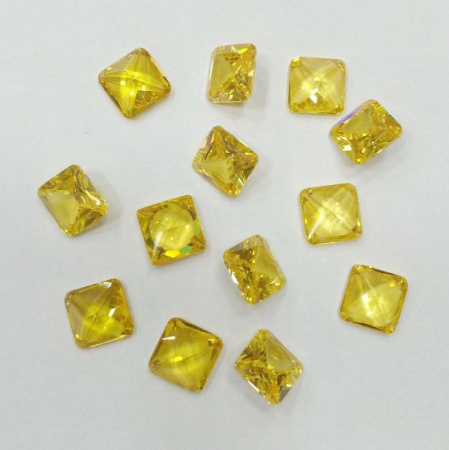 Ювелирный кристалл из фианита, 4х4мм, форма квадрат, желтый, 1 шт.