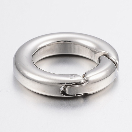 <p>
Крупная гладкая застежка необычного дизайна для бус, колье, брелков. Качественный круглый карабин из нержавеющей стали (марка 304: используется в пищевой промышленности, не окисляется). Застежка плавно открывается и закрывается. Оттенок может немного отличаться от представленного на фотографии. Цена за 1 шт.
</p>