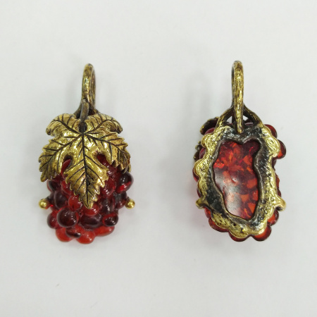 <p>Подвеска - виноградная гроздь. Металлическая часть сделана из бижутерного сплава с покрытием золотистого цвета с чернением. Вставка (виноград) выполнена из прессованного янтаря. Листик может располагаться как по центру грозди, так и со смещением. Оттенок может отличаться от фотографии. По краю возможны небольшие сколы. Цена за 1 шт.</p>