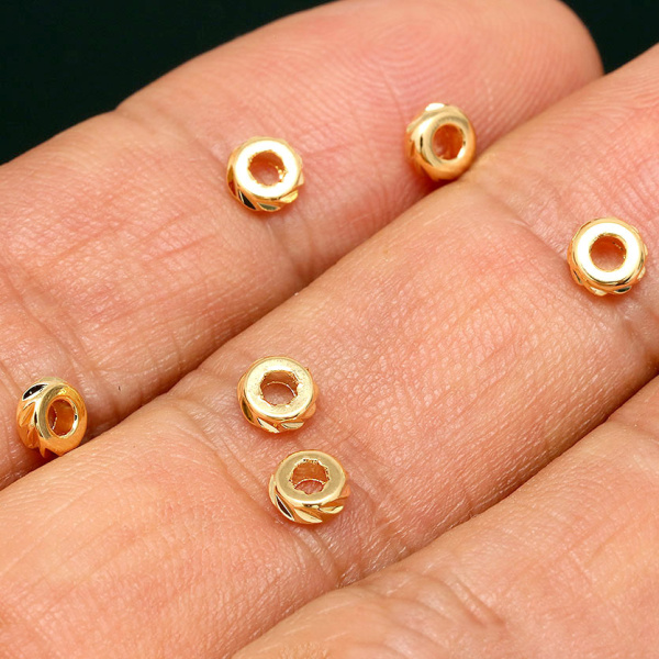 Бусина металлическая, 5х2мм, Корея, рондель, кольцо с алмазными гранями, базовый материал - латунь, позолоченное, 5 шт. <p>Качественная корейская фурнитура класса люкс. Металлическая бусина - рондель в форме кольца с насечками (алмазными гранями). За счёт текстуры бусины очень красиво блестят. Диаметр отверстия - около 1.8 мм, отверстие сделано не очень аккуратно. Материал - латунь, покрытие - позолота 16 карат. Оттенок может отличаться от фотографии и в разных поставках. Бусины могут немного отличаться по форме и размеру. Цена за 5 шт.
</p>