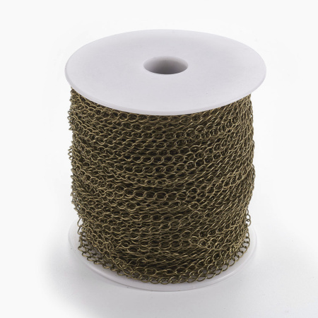 <p>Изящная витая цепочка с неразъемными звеньями (звенья запаяны). Цепочка сделана из латуни, сверху покрытие под бронзу. Оттенок может отличаться от фотографии и в разных поставках. Размер звеньев примерно 4*2.5 мм, толщина звена 0.4 мм. Цепь довольно прочная, при этом тонкая. Цена за 2 метра. При покупке нескольких метров, по возможности, отрезается цельным куском.</p><p>ВНИМАНИЕ: могут попадаться звенья, слипшиеся между собой.</p>