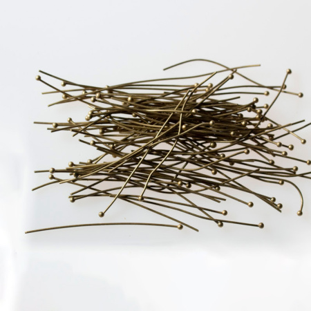 <p>Бюджетные пины с шариком бронзового цвета. Длина 4.2 см, диаметр пина 0,644 мм, диаметр шарика около 1,5-2 мм (может отличаться в разных поставках). Головка на пине может быть расположена не точно по центру, пины могут быть погнуты. Цена за 10 грамм (около 90 шт.)</p>