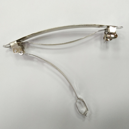 <p>Основа для декорирования, заколка-автомат. Имеется два режима использования (для обычных и густых волос). Цвет тёмно-серебристый. Оттенок может отличаться от фотографии и в разных поставках. Длина платформы примерно 98-100 мм, ширина около 10-11 мм. По краям платформы имеется 2 отверстия. Декор можно приклеить или пришить. Цена за 2 шт.</p><p>ВНИМАНИЕ: по краям возможны неровности, на заколках возможны царапинки и пятнышки.</p>