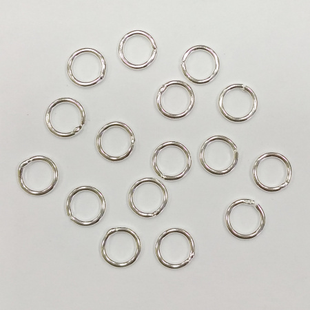 <p>Запаянные соединительные колечки (место спайки видно). Толщина около 1 мм. Можно также использовать как коннектор или пришивную петельку для бисерных или сутажных украшений. Цена за упаковку 2 грамма (примерно 16 колечек).</p>