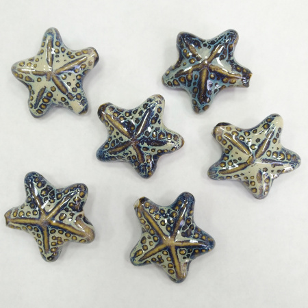 <p>Крупная эффектная керамическая бусина - морская звездочка ручной работы. Бусина покрыта глазурью светло-бежевого цвета с сине-голубыми и коричневыми узорами. Цвет может отличаться от фотографии. Бусины могут отличаться по форме и размеру, рисунок на каждой бусине уникален. Диаметр отверстия - около 2.5 мм. Цена за 1 бусину.</p><p>ВНИМАНИЕ: отверстие сделано не очень аккуратно, возможны небольшие сколы у отверстия.</p>