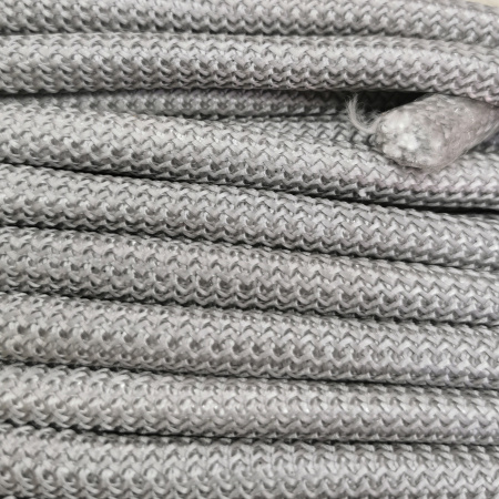 <p>Толстый плетеный синтетический шнур-змейка. Очень прочный, при этом довольно гибкий и мягкий, слегка тянется. Цвет светло-серый. Оттенок может отличаться от фотографии и в разных поставках. Плетение не очень плотное, сквозь нити может проглядывать сердечник, отличающийся по цвету. Толщина около 1 см, может немного отличаться от заявленной. Можно использовать в качестве основы для создания колье или браслетов, он может послужить альтернативой бисерному жгуту. Произведен в Греции. Цена за отрезок длиной примерно 90 см. При покупке нескольких единиц, по возможности, отрезается цельным куском.</p>