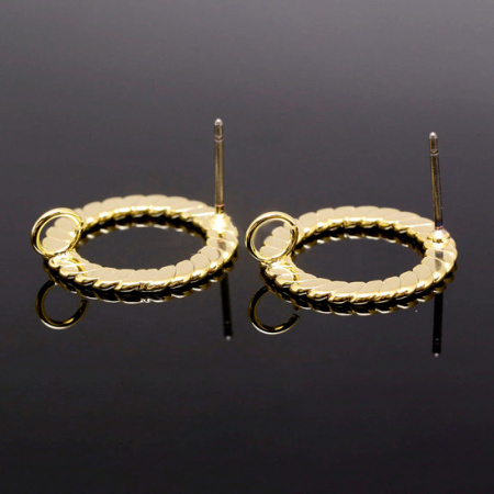 <p>Качественная корейская фурнитура класса люкс. Основы для серег-гвоздиков (пуссеты) с петелькой. Декоративная часть в виде кольца с витым узором. Продаются с застежками. Платформа и застежка сделаны из латуни с покрытием золотом 16 карат, гвоздик из хирургической стали. Оттенок может отличаться от фотографии и в разных поставках. Цена за пару.</p><p>ВНИМАНИЕ: рисунок может быть немного смазан, может быть заметен шов на кольце.</p>