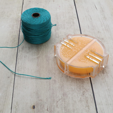 <p>Пчелиный воск - нетоксичное натуральное средство для обработки нити. Нить, обработанная воском, становится более крепкой и меньше путается. Поставляется в пластиковой коробочке с прорезями для протягивания нити. Цвет может варьироваться от бледно-жёлтого до оранжевого. Произведено американской компанией Bead Smith в Китае. Цена за 1 шт.</p>