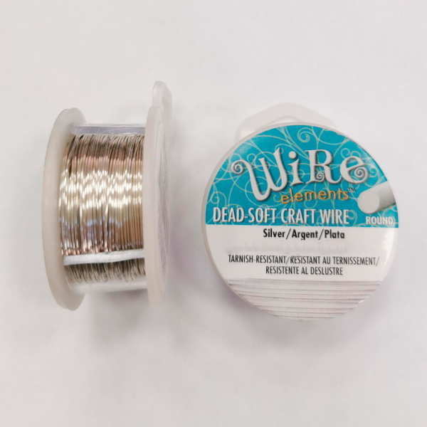 Проволока гибкая, 0.405мм, Wire elements (Craft Wire), не темнеющая, серебристого цвета, катушка, 13.7 метра <p>Качественная не темнеющая серебристая проволока для создания украшений и других видов рукоделия. Марка Wire elements (ребрендинг марки Craft Wire pro-quality), цвет светло-серебристый, устойчивый к покрытию патиной (Silver tarnish-resistant). Оттенок может отличаться от фотографии и в разных поставках. Базовый материал - медь. В разных поставках проволока может немного отличаться по жесткости. Толщина 26 gauge (около 0.405 мм). Намотка может состоять из нескольких частей. Цена за катушку 15 ярдов (около 13.72 метра). Произведена в Пакистане для американской компании Bead Smith.</p>
