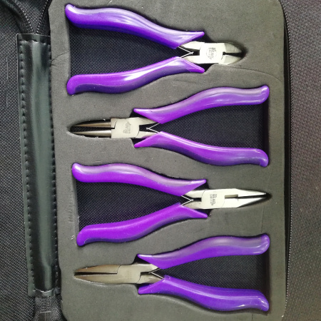 <p>Набор высококачественных базовых инструментов Bead Smith (Бид Смит) для сборки украшений в компактном чехле - пенале на молнии: бокорезы, круглогубцы, тонкогубцы 2 в 1, плоскогубцы. Бокорезы не подходят для жесткой или очень толстой проволоки!</p>