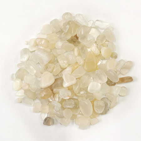 <p>Сколы из камня - натурального белого лунного камня. Без отверстий! Могут существенно отличаться по форме и размеру. Используется для декорирования украшений, шкатулок, картин и т.д. Также ее можно насыпать в стеклянную бутылочку или бижутерную сетку. Оттенок может отличаться от фотографии и в разных поставках. Цена за упаковку 20 грамм (около 60-100 шт.).</p>