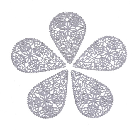 <p>Изящная крупная двусторонняя подвеска - ажурная капля с растительным орнаментом. Несмотря на большой размер подвески очень лёгкие, смотрятся очень воздушно, как кружево. Отлично подойдут для серёжек. Базовый материал - нержавеющая сталь марки 430, сверху покрытие серой матовой краской. Подвески приятные на ощупь, как прорезиненные. Оттенок может отличаться от фотографии и в разных поставках. Сверху и снизу возможен маленький заусенец от вырубки, почти незаметен (см. фотографию). Цена за 2 шт.</p>