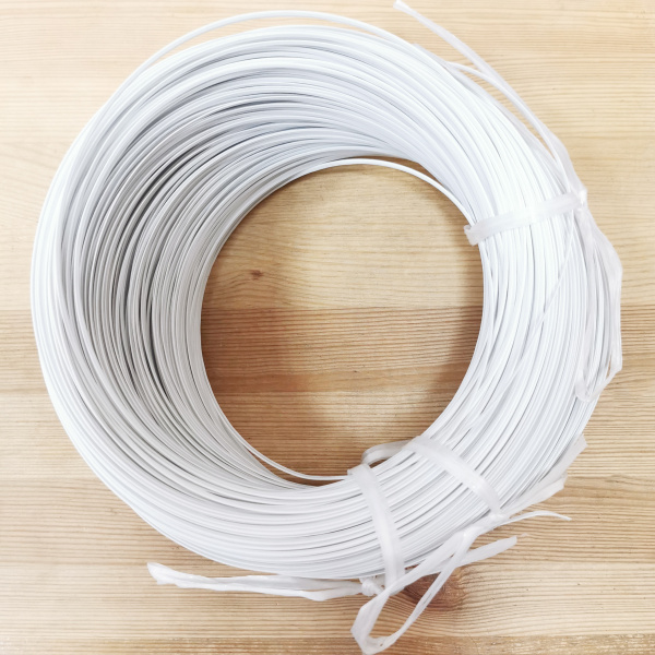 <p>Гибкая Т-образная твист-лента из белого полипропилена с металлической проволокой внутри (диаметр внутренней стальной проволоки - около 0.4мм). Ширина около 2.7 мм, толщина около 1 мм, размер может немного отличаться от заявленного. Оттенок может отличаться от фотографии и в разных поставках. Отлично подходит для создания носового фиксатора масок. Намотка может состоять из нескольких частей. Цена за моток около 1 кг (примерно 400 метров). Производство Россия.</p><p>ВНИМАНИЕ: данный товар продается по предоплате.</p>