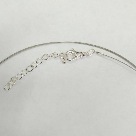 <p>Набор для сборки колье, бус или браслета длиной до 107 см. В набор входит 7-жильный ювелирный тросик японского производства толщиной 0.48мм (сталь с нейлоновым покрытием) - около 1 метра, обжимные концевики с соединительными колечками (пара), застежка-карабин с вращающимся основанием 14*7мм и удлиняющая цепочка с подвеской-капелькой на конце (длина удлинителя около 4.5-6 см). Вся фурнитура посеребренная. Оттенок может отличаться от фотографии и в разных поставках. Цена за 1 набор.</p>