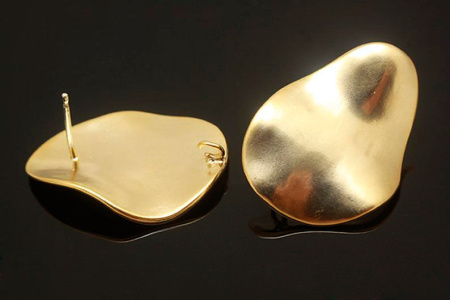 <p>Качественная корейская фурнитура класса люкс. Основы для серег-гвоздиков в форме волнистого овала и со скрытой разъемной петелькой. Декоративная часть из латуни, покрыта позолотой. Гвоздик из серебра: довольно гибкий и может быть покрыт патиной. В комплекте заглушки. Цена за пару.</p><p>УЦЕНКА: на покрытии возможны небольшие пятнышки, вмятинки, потертости, царапинки.</p>