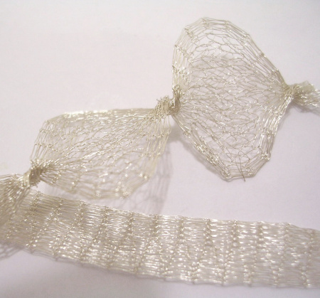 <p>Металлическая ювелирная сетка, сплетена из тонкой медной проволоки, поставляется в сложенном виде, как лента. Цвет светлое серебро.
Произведена в Турции американской компанией Beadalon (марка Artistic Wire). Цена за отрезок около 80 сантиметров. Поставляется в пластиковой баночке.</p>