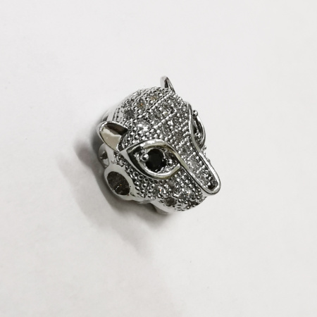 <p>Фурнитура для бижутерии Милано класса люкс (MILANO LUX). Качественный компонент для бижутерии - эффектная односторонняя бусина голова леопарда. Размер отверстия примерно 1 мм. Инкрустация фианитами двух цветов. Оттенок может отличаться от фотографии и в разных поставках. Цена за 1 шт.</p>