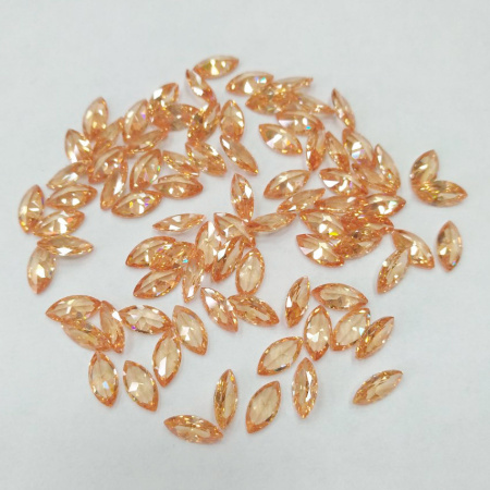 Ювелирный кристалл из фианита, 7х3.5мм, форма челнок, золотисто-абрикосовый, 1 шт.