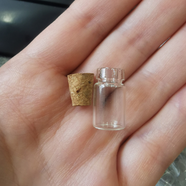 <p>ВНИМАНИЕ: в последней поставке пробка крупная, с трудом вставляется в бутылочку - может потребоваться подрезка канцелярским ножом. Миниатюрная стеклянная бутылочка с пробкой. Размер баночки 1.8*1 см, внутренний диаметр горлышка около 5 мм. Внутренний объем - 1.5 мл. Отлично подходит для кукольных миниатюр, для сережек, кулонов, брелоков. Просто насыпьте в бутылочку песок или мелкий бисер, и украшение готово! Цена за 1 шт.</p><p>ВНИМАНИЕ: На поверхности возможны мелкие царапинки и пятнышки; бутылочки могут слегка отличаться по высоте и ширине горлышка.</p>