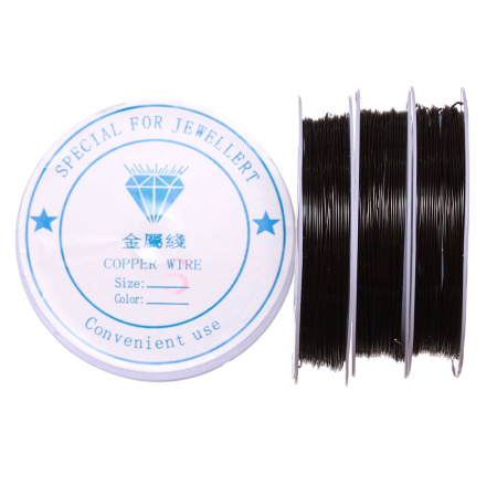 Проволока гибкая, 0.6мм, черная, 8 метров, катушка <p>Медная проволока с покрытием черного цвета. Используется для создания украшений, изготовления деревьев и цветов из бисера и камней, и прочих декоративных работ. Намотка может состоять из нескольких частей. Цена за катушку, примерно 8 метров.</p>