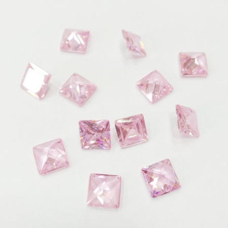 Ювелирный кристалл из фианита, 5х5мм, форма квадрат, нежно-розовый, 1 шт.