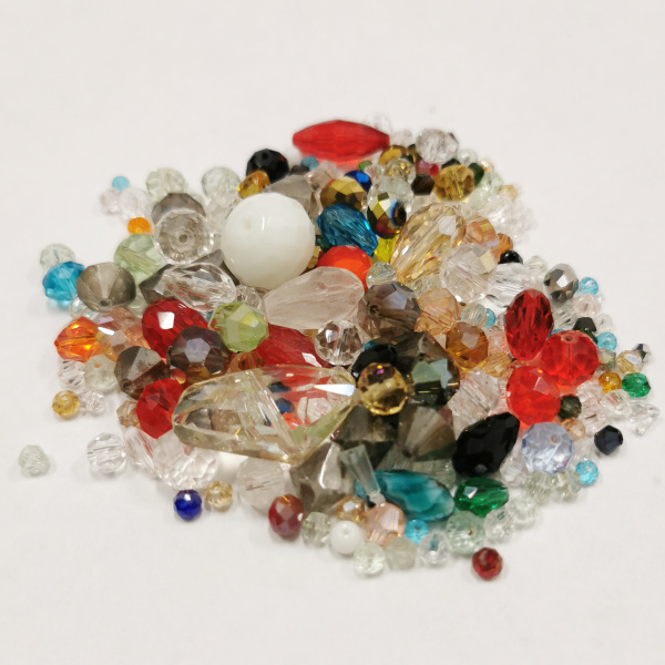 <p>Бюджетные стеклянные граненые бусины разных форм, цветов и размеров. Бусины могут отличаться от представленных на фотографиях - каждый микс уникален. Цена за упаковку 70 грамм (бусины фасуются на вес без проверки на дефекты).</p>