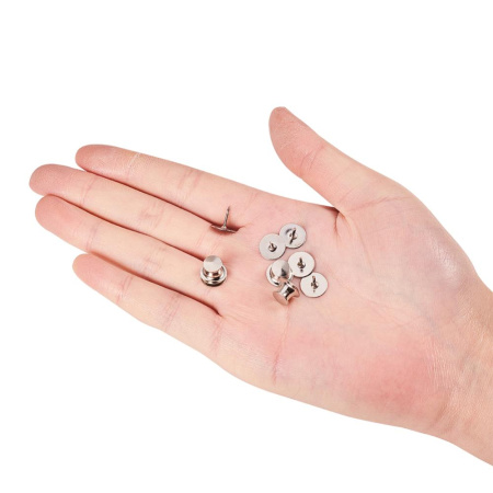 <p>Основа для броши или значка стального цвета с платформой 10 мм и цанговой застежкой. Толщина иголки около 1.1. мм. Расстояние между платформой и застежкой в застегнутом виде - около 2-3 мм. Для того, чтобы снять застежку с основы, нужно потянуть за платформу на внешнем конце застёжки, придерживая другую сторону застёжки. Не рекомендуется использовать для тонких, деликатных тканей. Оттенок может отличаться от фотографии и в разных поставках. Возможны небольшие пятнышки и царапинки. Цена за 2 набора (2 основы и 2 застежки).</p>