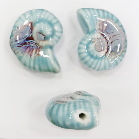Бусина керамическая, 39х32х18мм, ракушка, светло-голубая с сине-голубым и бордовым, 1 шт.