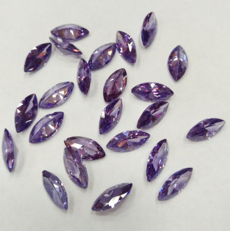 Ювелирный кристалл из фианита, 7х3.5мм, форма челнок, светло-аметистовый, 1 шт.