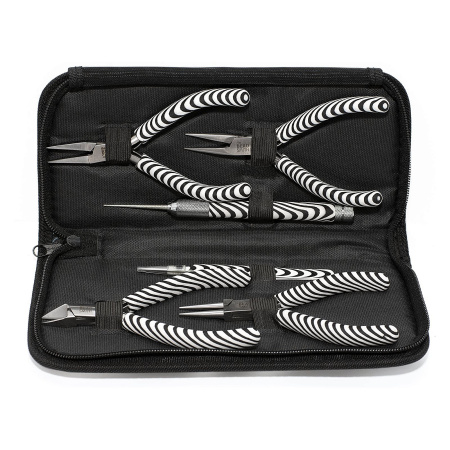 <p>Удобный набор высококачественных инструментов Bead Smith Zebra для хобби и рукоделия в компактном чехле - пенале на молнии. Пенал и ручки инструментов имеют узор, стилизованный под зебру. Размер пенала 24*11*3.5 см, длина инструментов около 13 см.
Набор отлично подходит для создания украшений: все инструменты гладкие, без насечек. Инструменты сделаны из прочного металла и имеют ручки с нескользящим покрытием.
В комплект входят: бокорезы (кусачки, не подходят для жесткой и толстой проволоки!), круглогубцы, тонкогубцы, плоскогубцы, пинцет, надфиль с тремя сменными насадками (насадки хранятся внутри раскручивающейся ручки надфиля). Пенал в разных поставках может быть тканевый или под кожу.
Инструменты выглядят очень эффектно, станут отличным подарком, хорошо подойдут для мастеров, которые публикуют процессы создания украшений в Instagram.
На ручках возможны синие пятнышки. Ткань внутри пенала может быть немного повреждена инструментами. 
Произведено американской компанией BeadSmith (БидСмит) в Пакистане. Цена за 1 набор.</p>